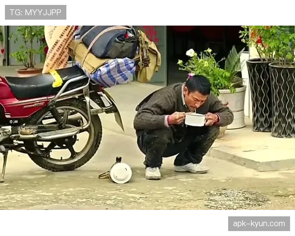 张帅训练完直接蹲路边啃烧饼,这自律程度我真看傻了 张帅训练完直接蹲路边啃烧饼,这自律程度我真看傻了