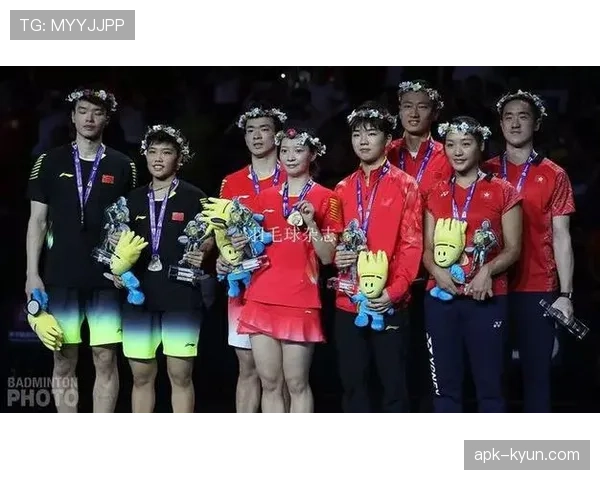 黄东萍领奖台千金礼服，下场穿拖鞋拎菜篮，明星和邻家阿姨只差一件外套